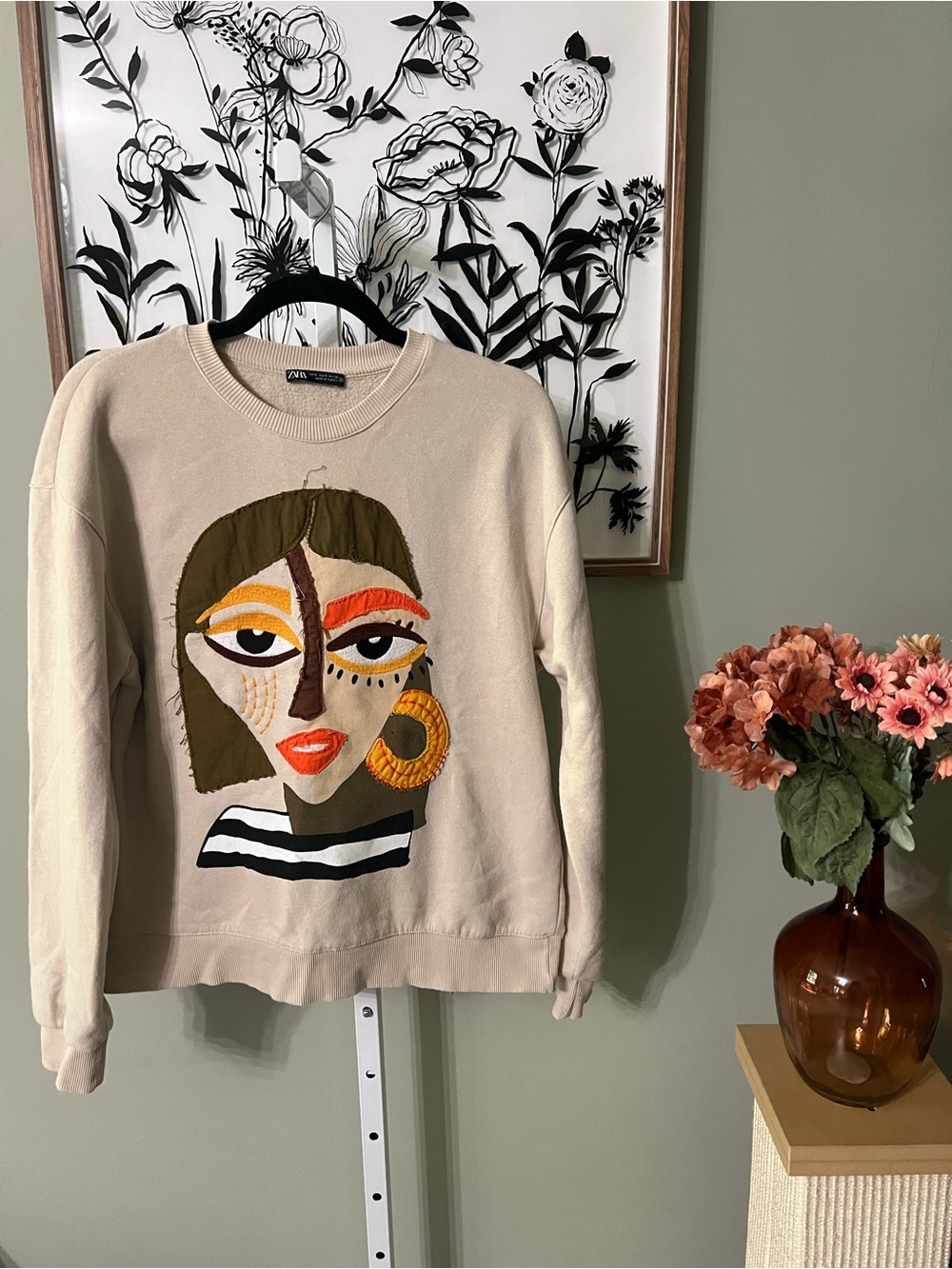 Zara Beige Crewneck Pullover Abstract Woman Print Raw Hem Embroidered Size Small